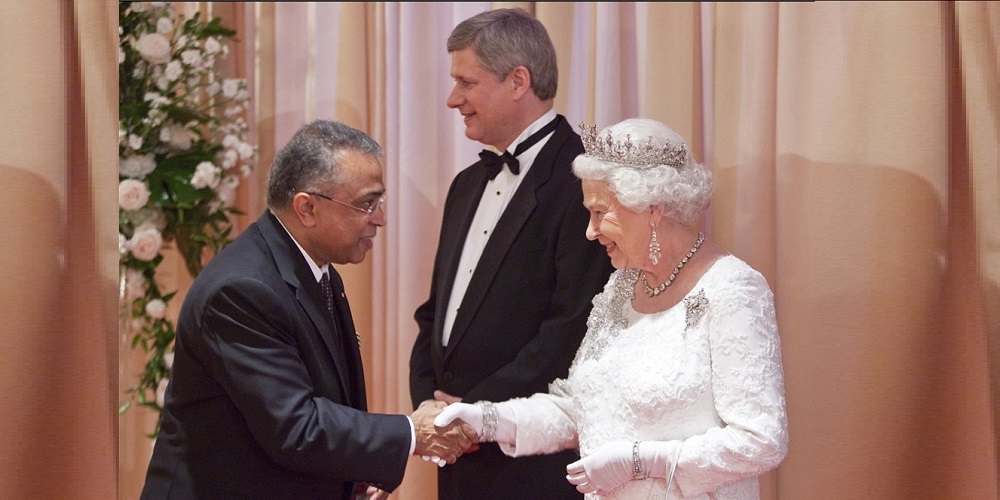 Aditya_Jha_with_the_Queen_2010